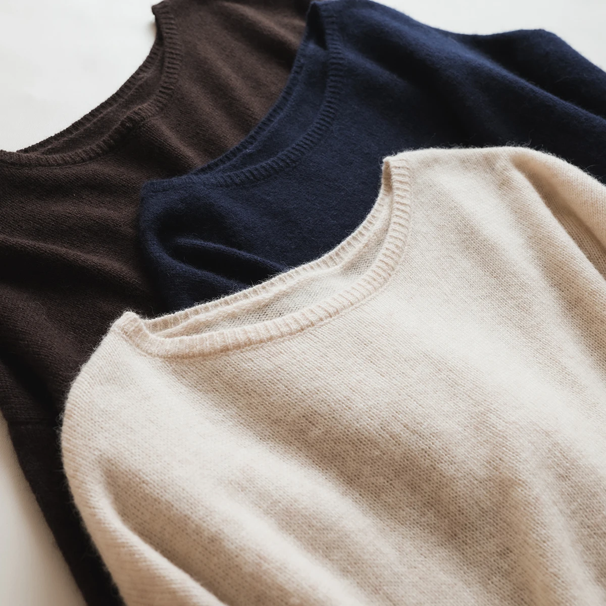 Флисовый вязаный свитер с круглым вырезом и длинными рукавами содержащий