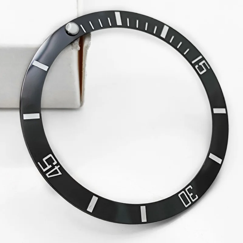 Керамический циферблат с положеннями 12 часов и люминесцентными бусинами