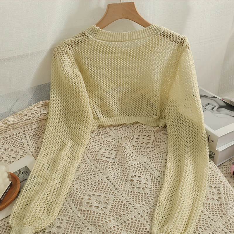 Укороченный пуловер с вырезами во французском стиле тонкая рубашка длинным