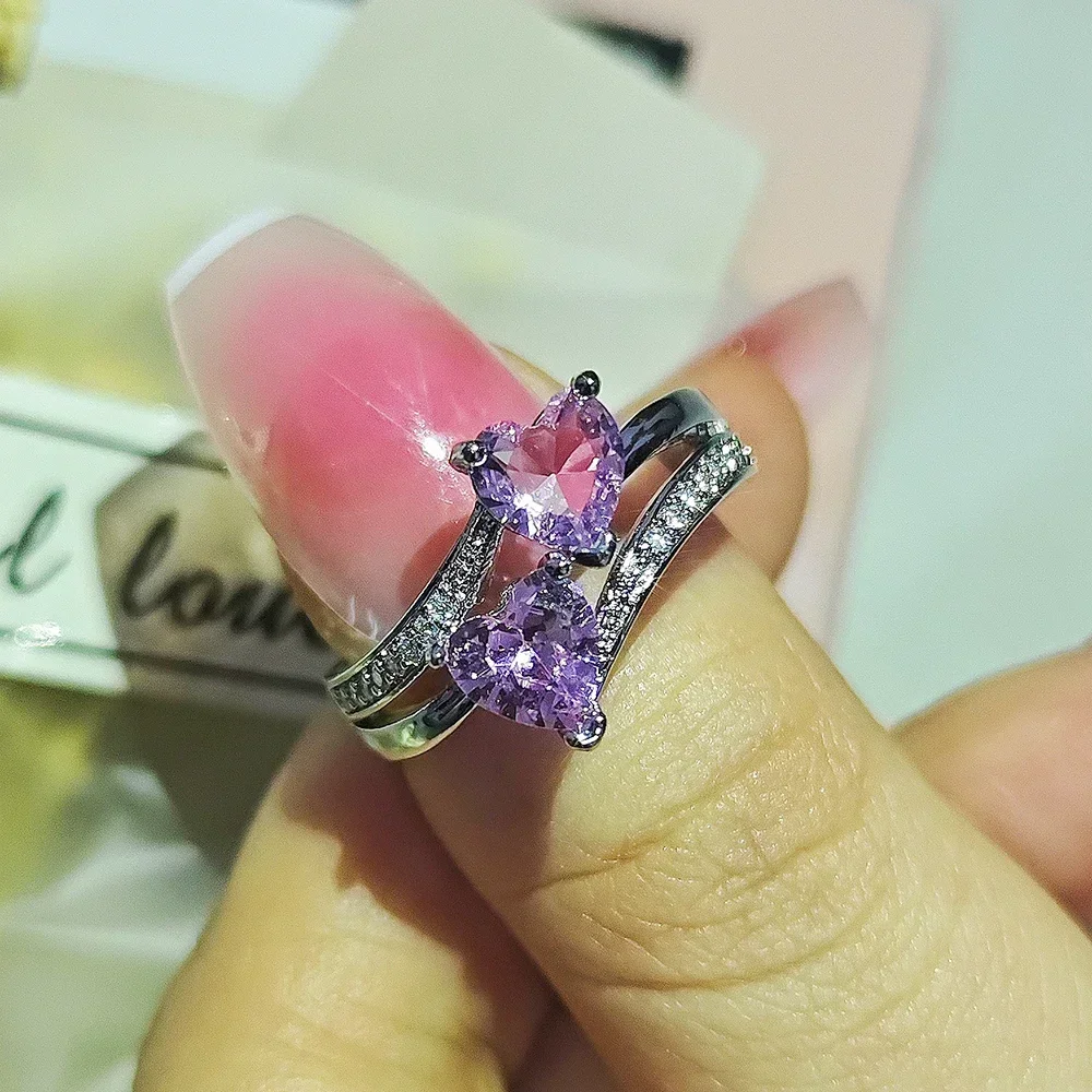 Женское кольцо в форме сердца с фианитом