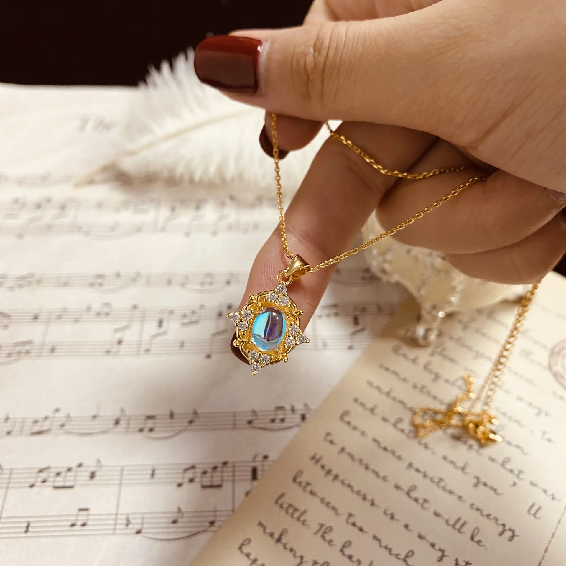 

Oval Lace Court Style Women's Necklace Moonstone Gradient Clavicle Chain Fashion Temperament High Sense Luxury Pendant