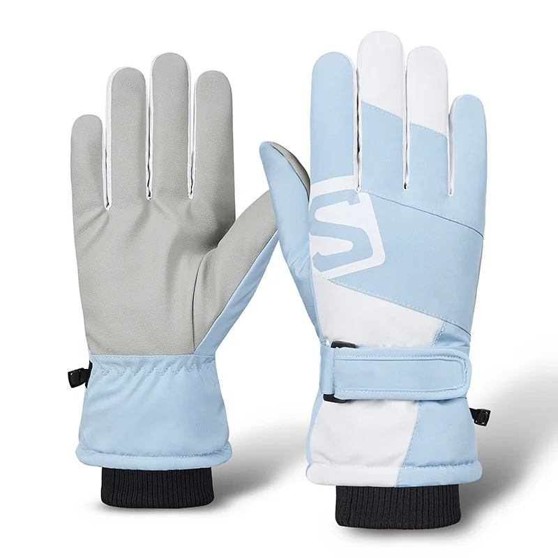 Зимние лыжные перчатки могут касаться на экранах мобильных телефонов езды