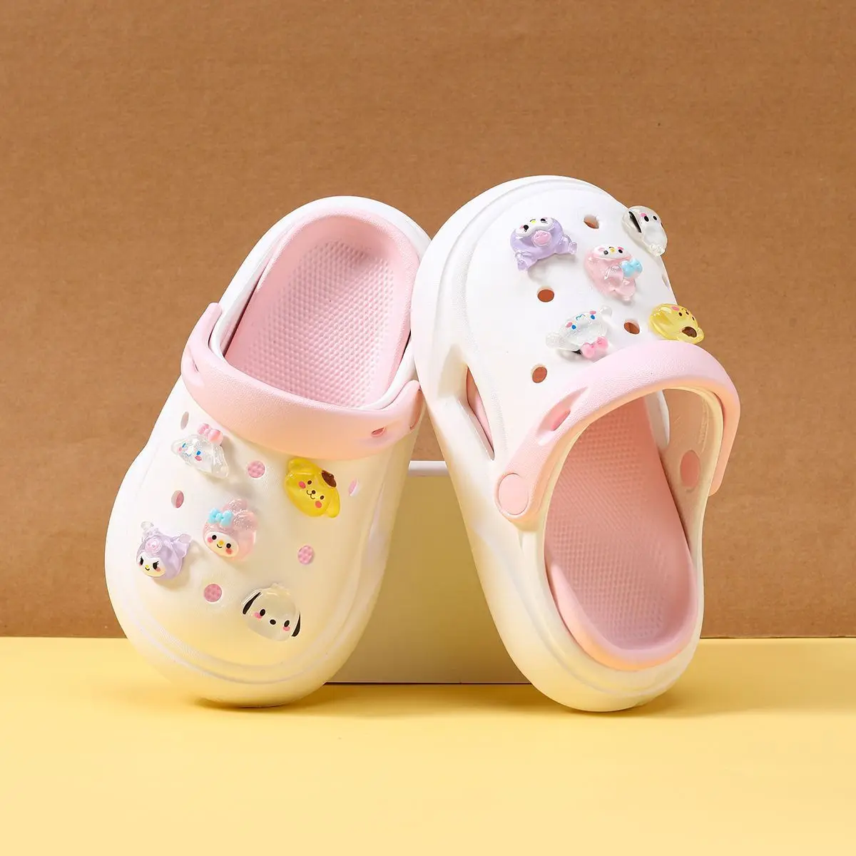 Фото Разноцветные детские сабо в стиле Sanrio, милые прозрачные сандалии с мультяшными подвесками из ЭВА для повседневных игр и прогулок на улице №3