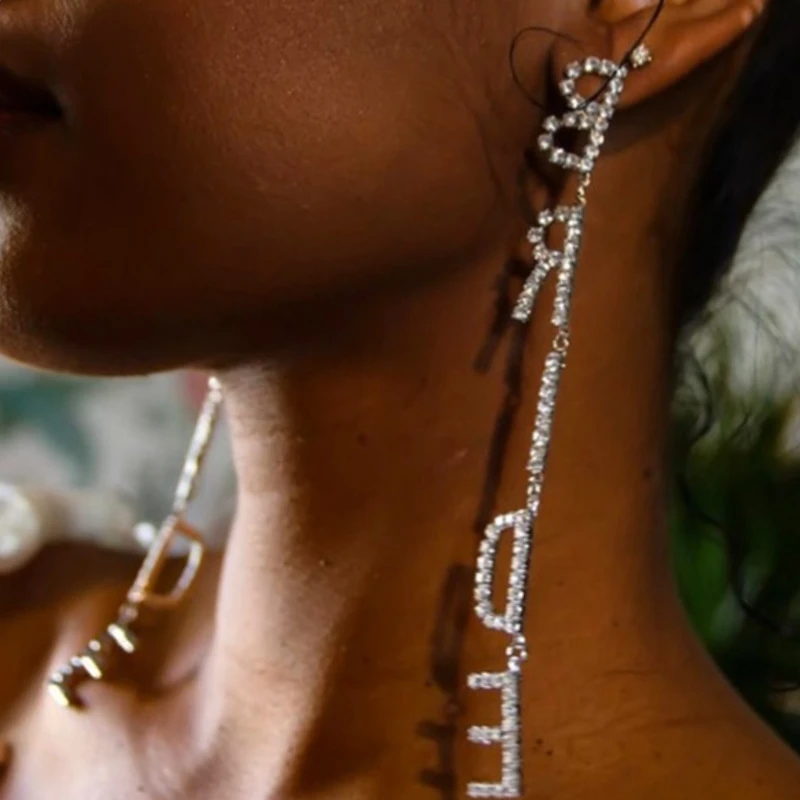 Блестящие женские серьги-подвески с буквами