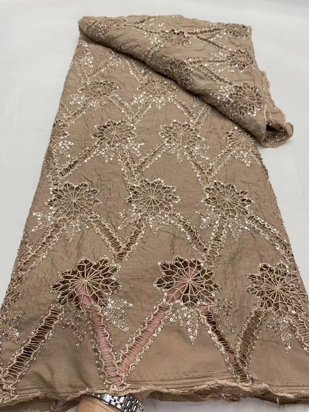 Зелёное кружевное полотно с блестками и жемчугом Magicfabric |