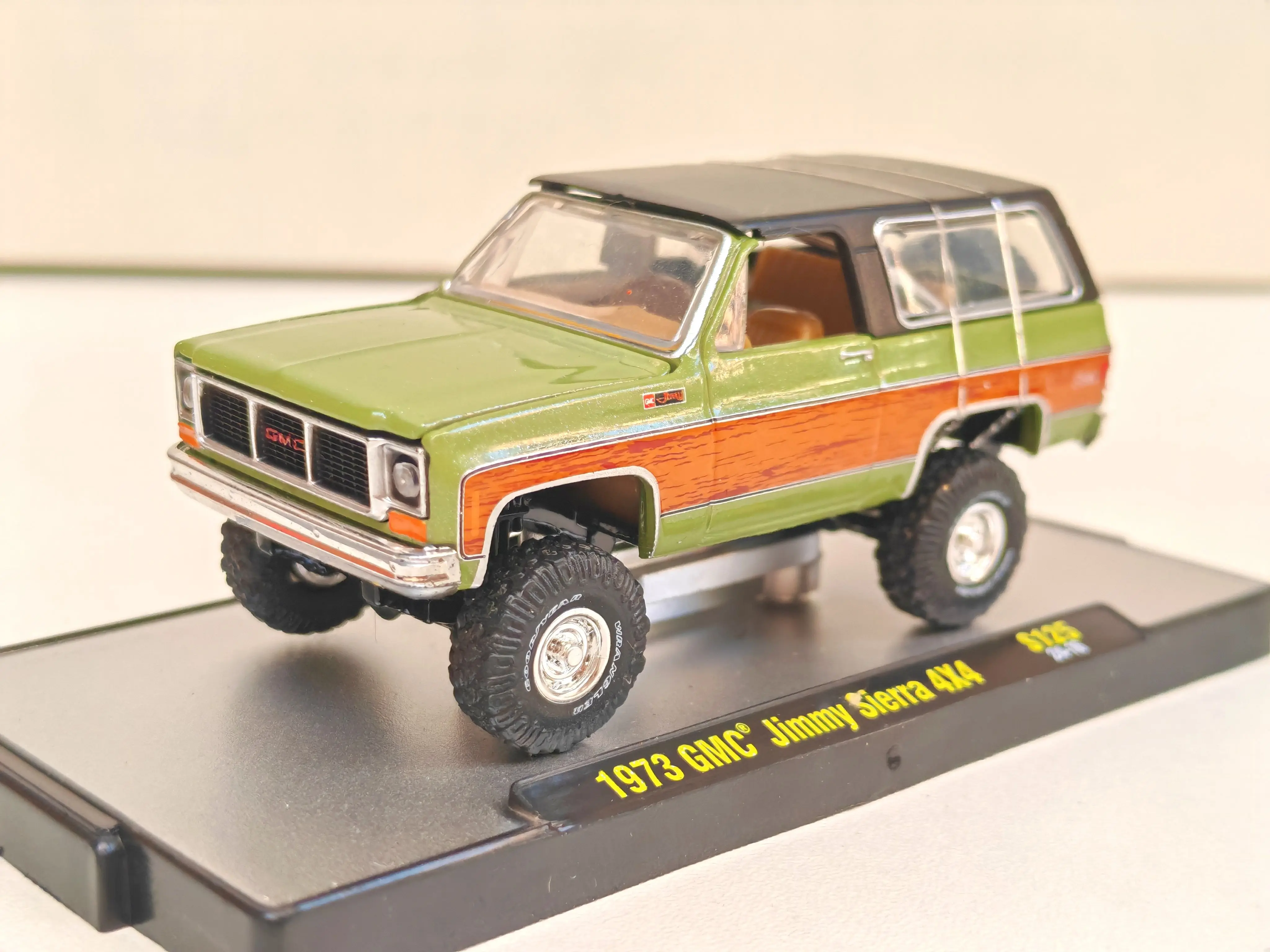 M2 машины 1/64 1973 GMC jimmy Sierra 4X4 S125 литые модели автомобилей из сплава под давлением