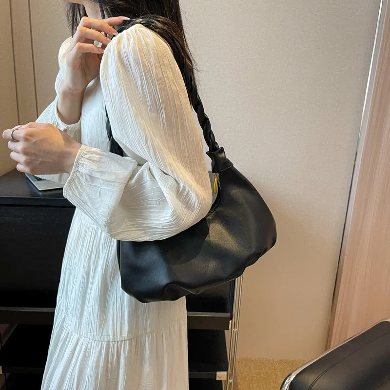 2023 Fashionable Shoulder Bag Tote Large Capacity And Pleats