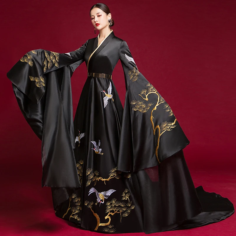 Рисунок 2 - Женское платье для выступлений в китайском стиле