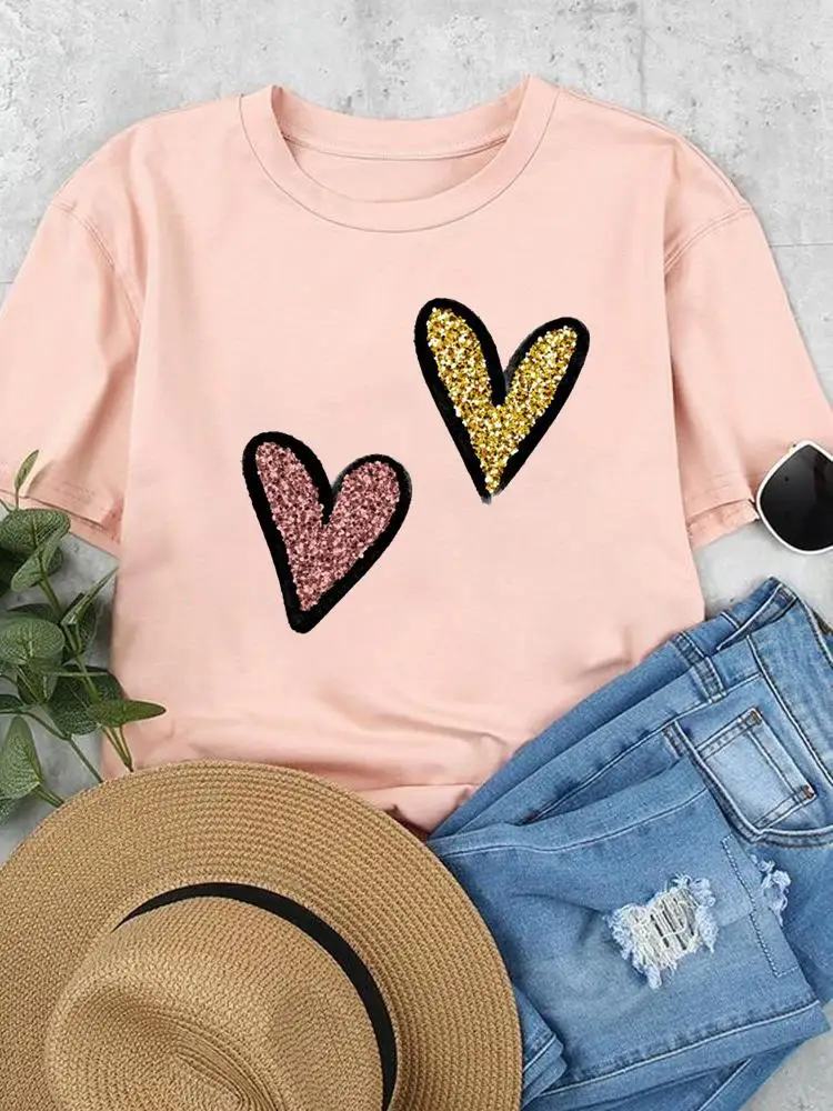 

Женская футболка с принтом в виде губ, сердца