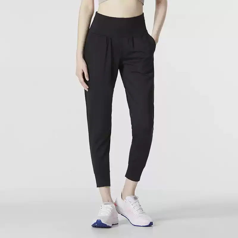 Фото Летние спортивные брюки для фитнеса и бега Under Armour - дышащие и удобные, трикотажные длинные брюки 1371021-001 №1