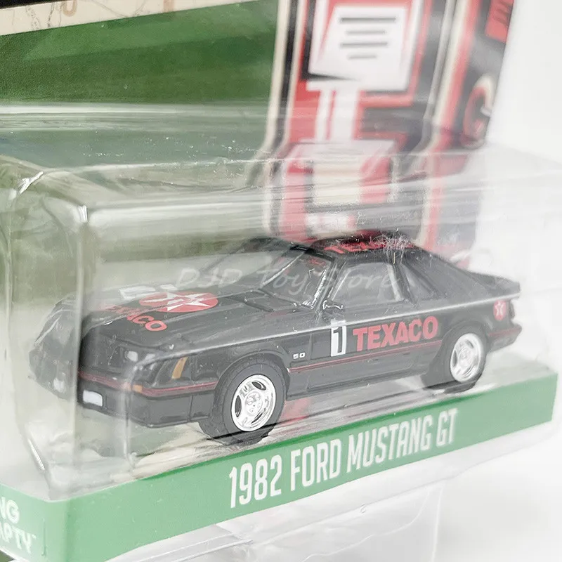 

Коллекция литых под давлением моделей автомобилей 1982 Ford Mustang GT 1:64