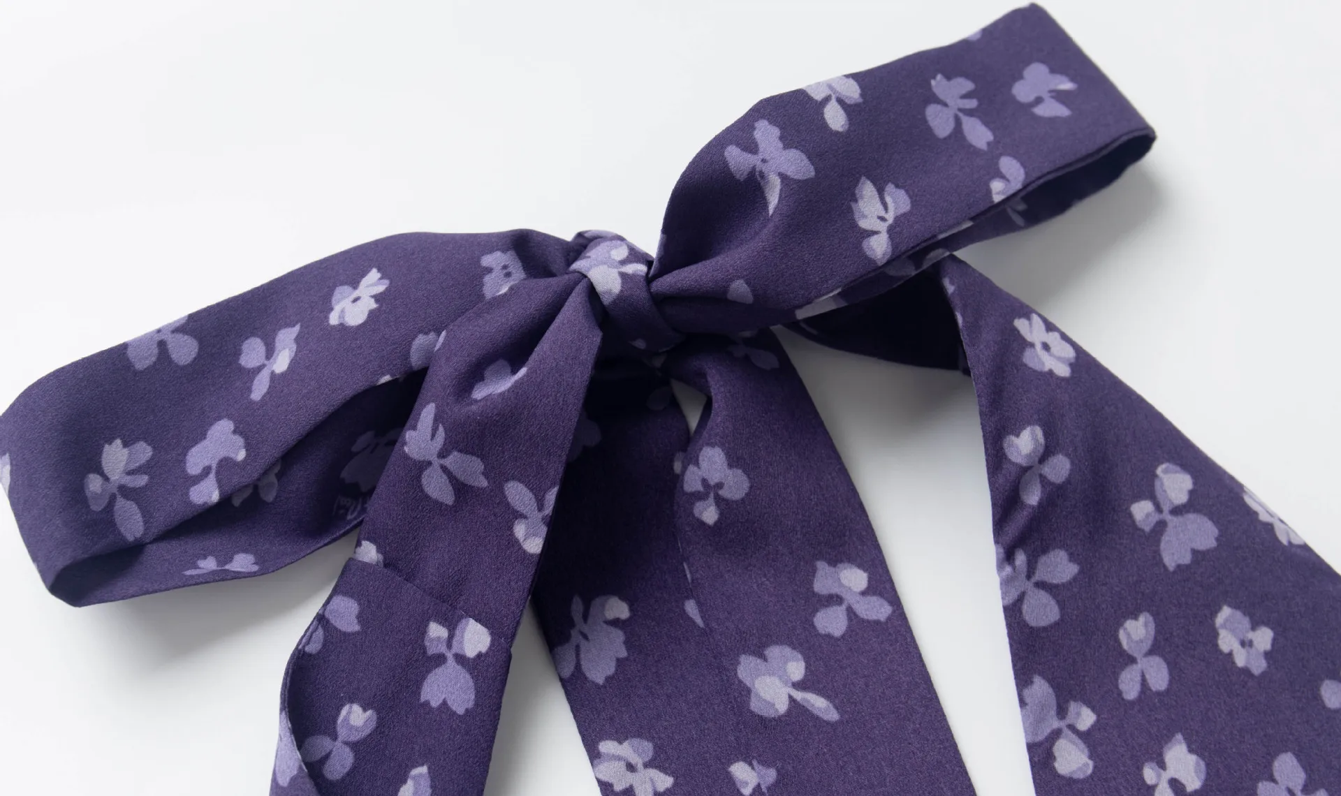 Женское мини-платье с V-образным вырезом и лямкой на шее