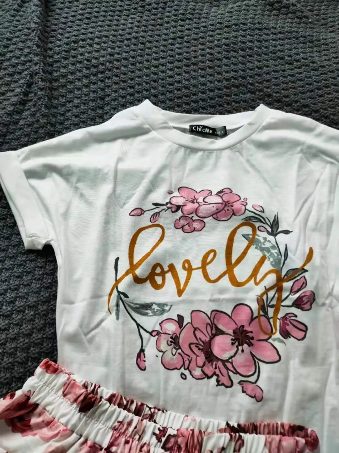 Летний женский костюм из футболки с коротким рукавом и юбки многослойными