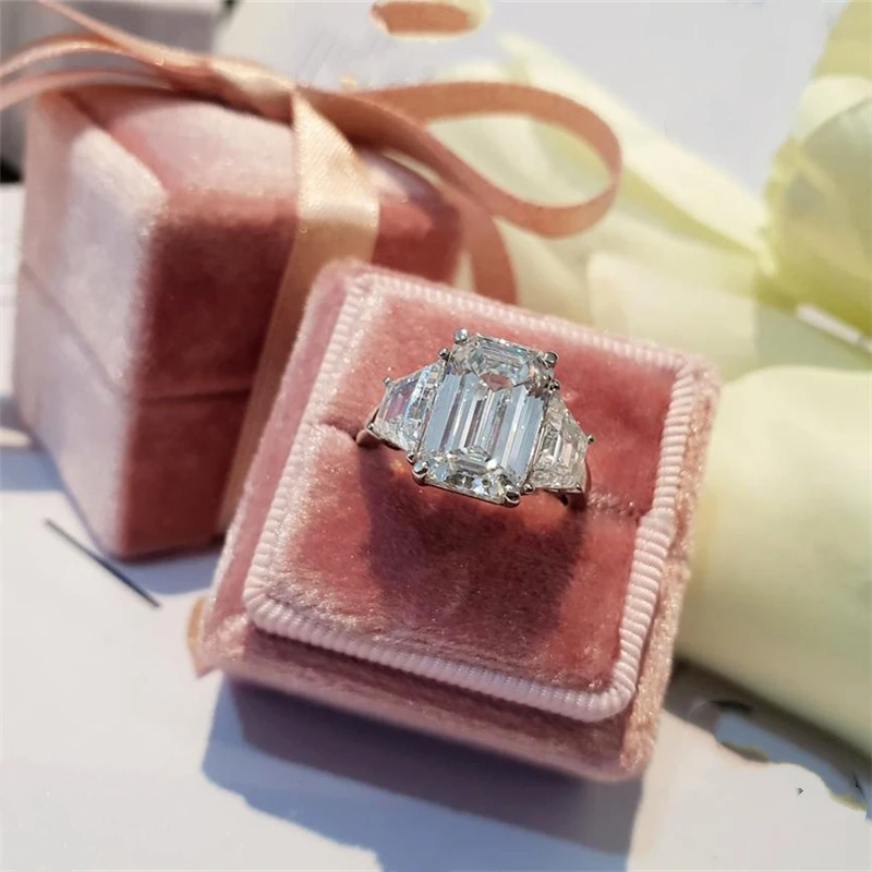 Женское кольцо из настоящего золота с изумрудной огранкой 14 к