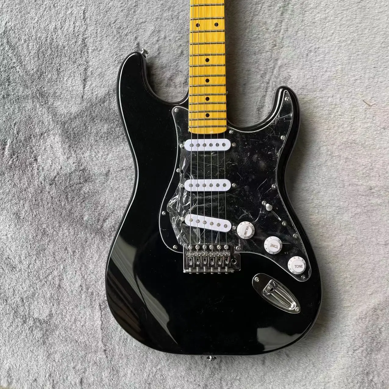 

ST split electric guitar, black body, maple sandwich head, maple fingerboard, single single single cartridge, black guard, singl