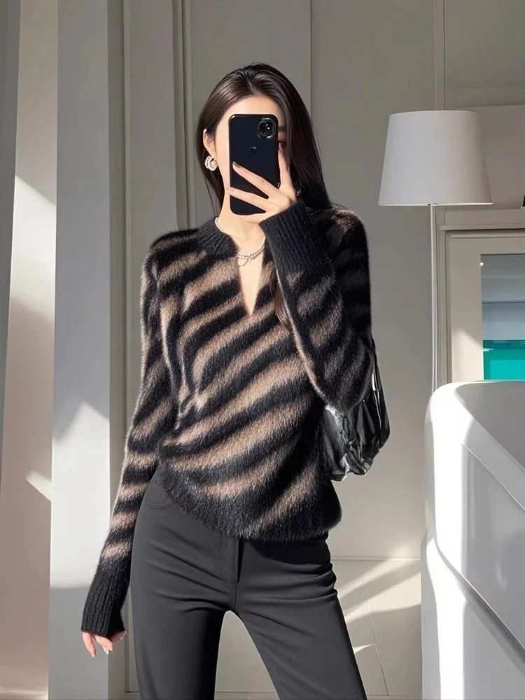 Корейская серия Lazy High Sense Кофейный цвет Полосатый вязаный свитер с v-образным
