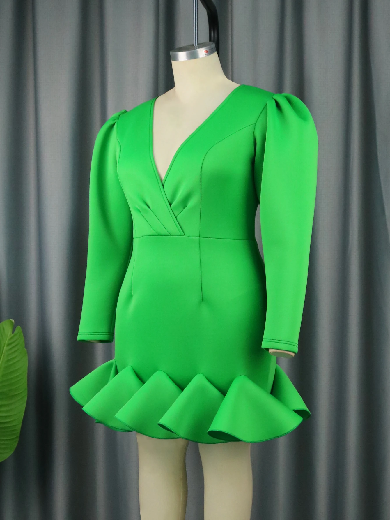 Plus Size V Neck Dresses Green Long Sleeve Sheath Bodycon Package Hip Ruffles Cocktail Evnt Party Gowns 3XL 4XL Outfit for Women