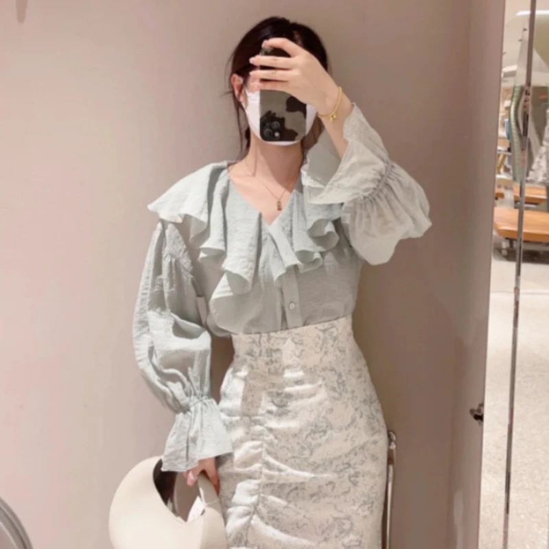 Женская блузка с V-образным вырезом длинным рукавом и воланом