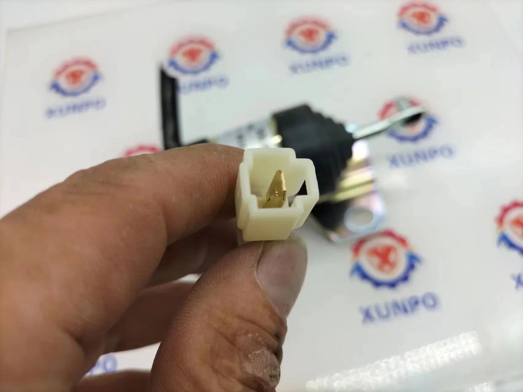 Соленоид остановки топлива 12 В 15471-60010 для трактора B1250 B1750 L2900 L4200