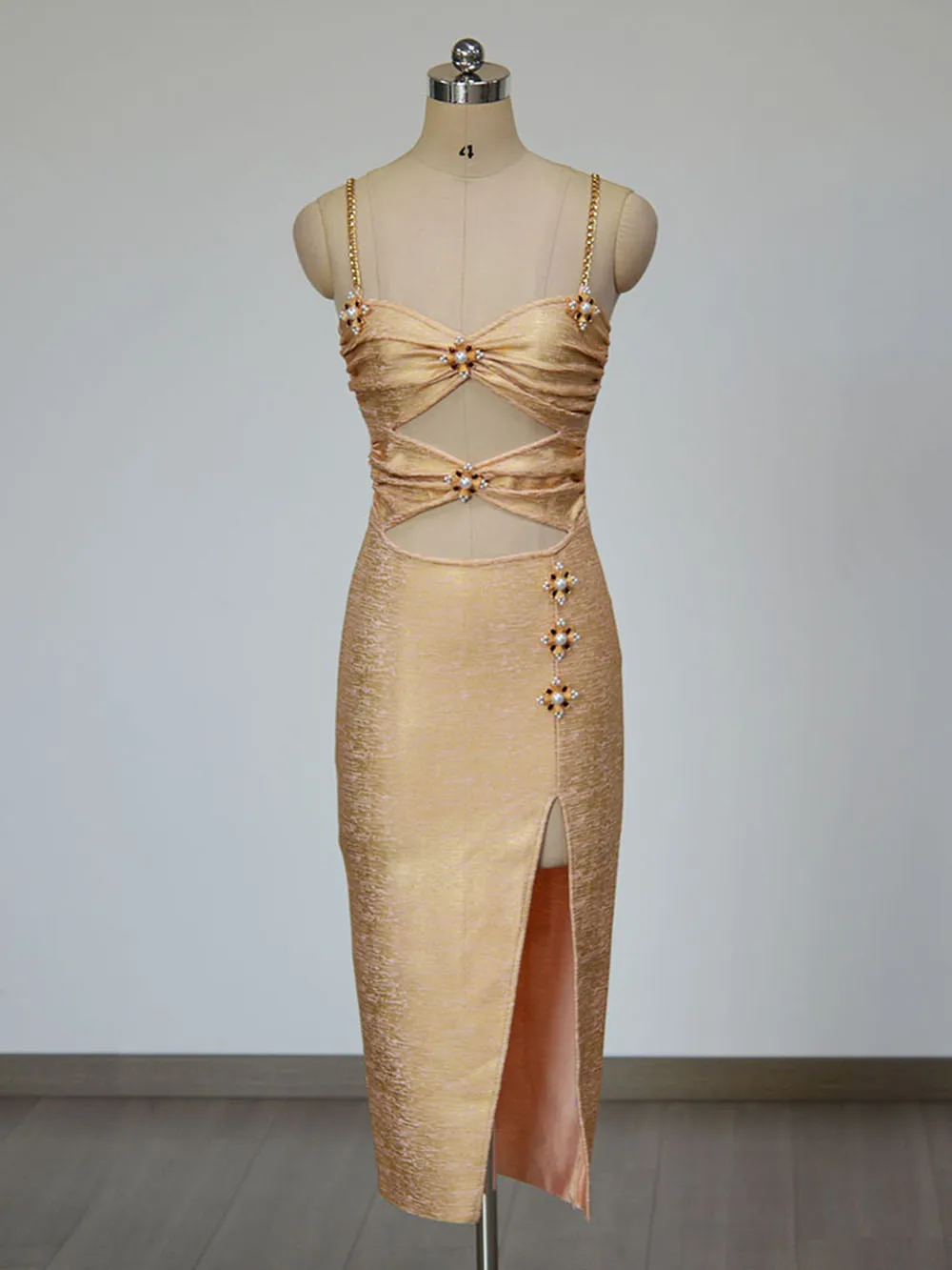 Женское платье-миди с открытой спиной и золотым принтом