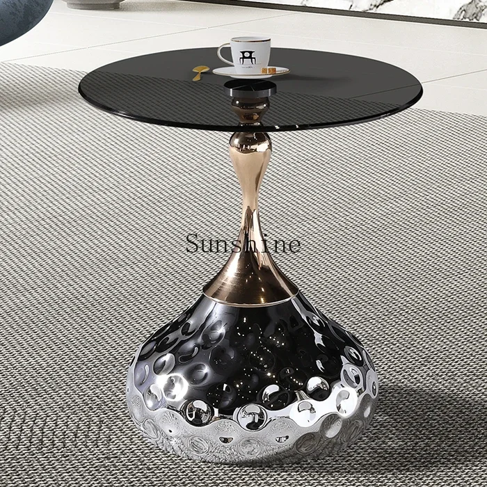 Гостиная черный стеклянный диван балкон повседневный круглый столик небольшой