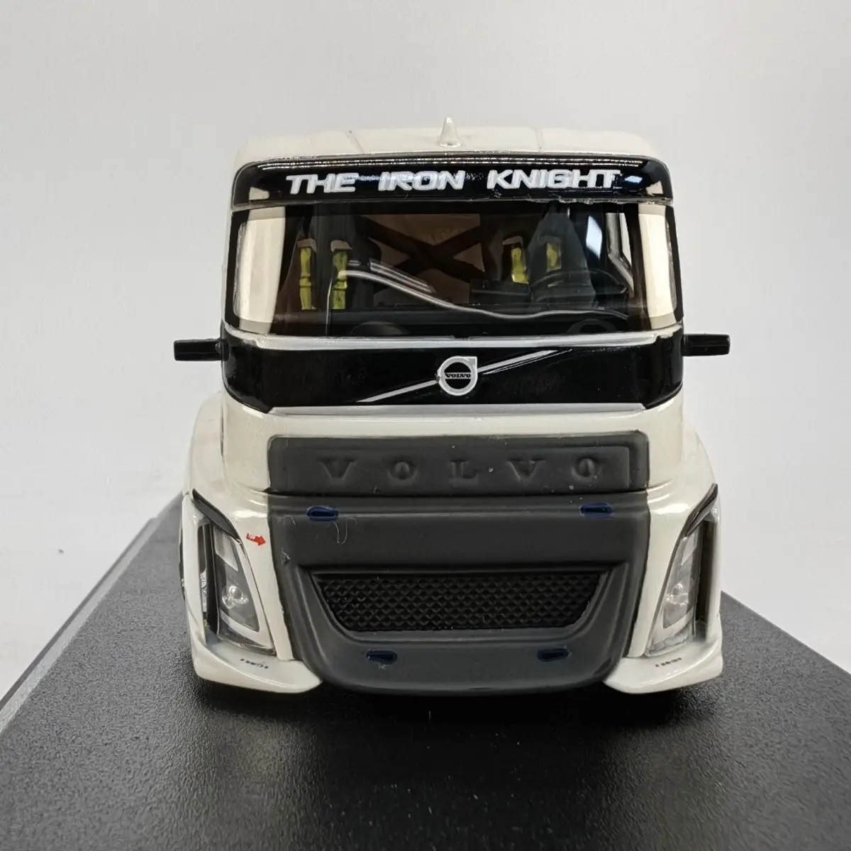 Фото 1:64, гоночный грузовик IRON KNIGHT Volvo, статическая миниатюрная модель моделирования автомобиля из смолы, коллекционное украшение для взрослых. №4
