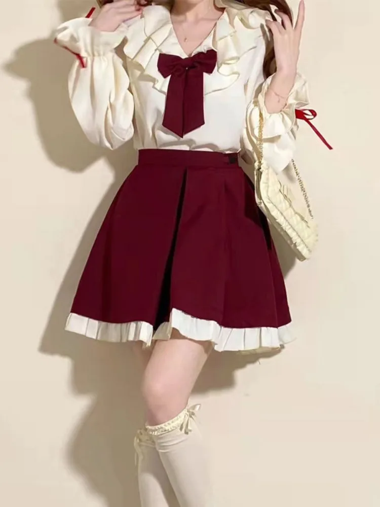 Блузка с расклешенным рукавом и юбка завышенной талией