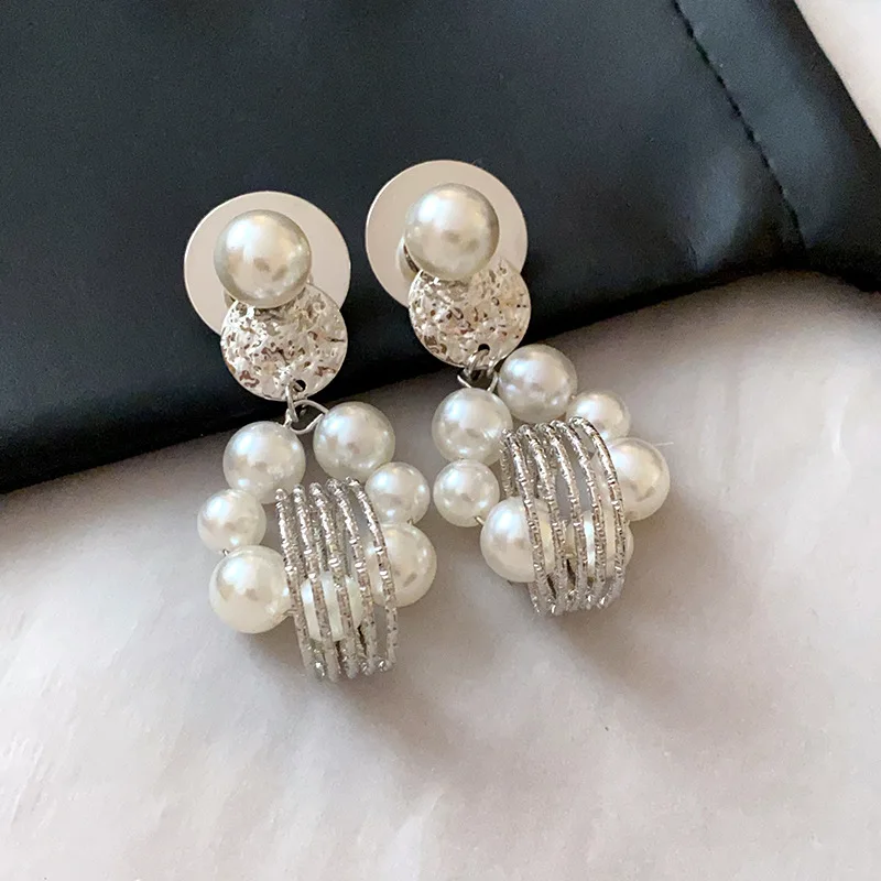 Круглые металлические серьги-подвески с жемчугом в европейском и американском