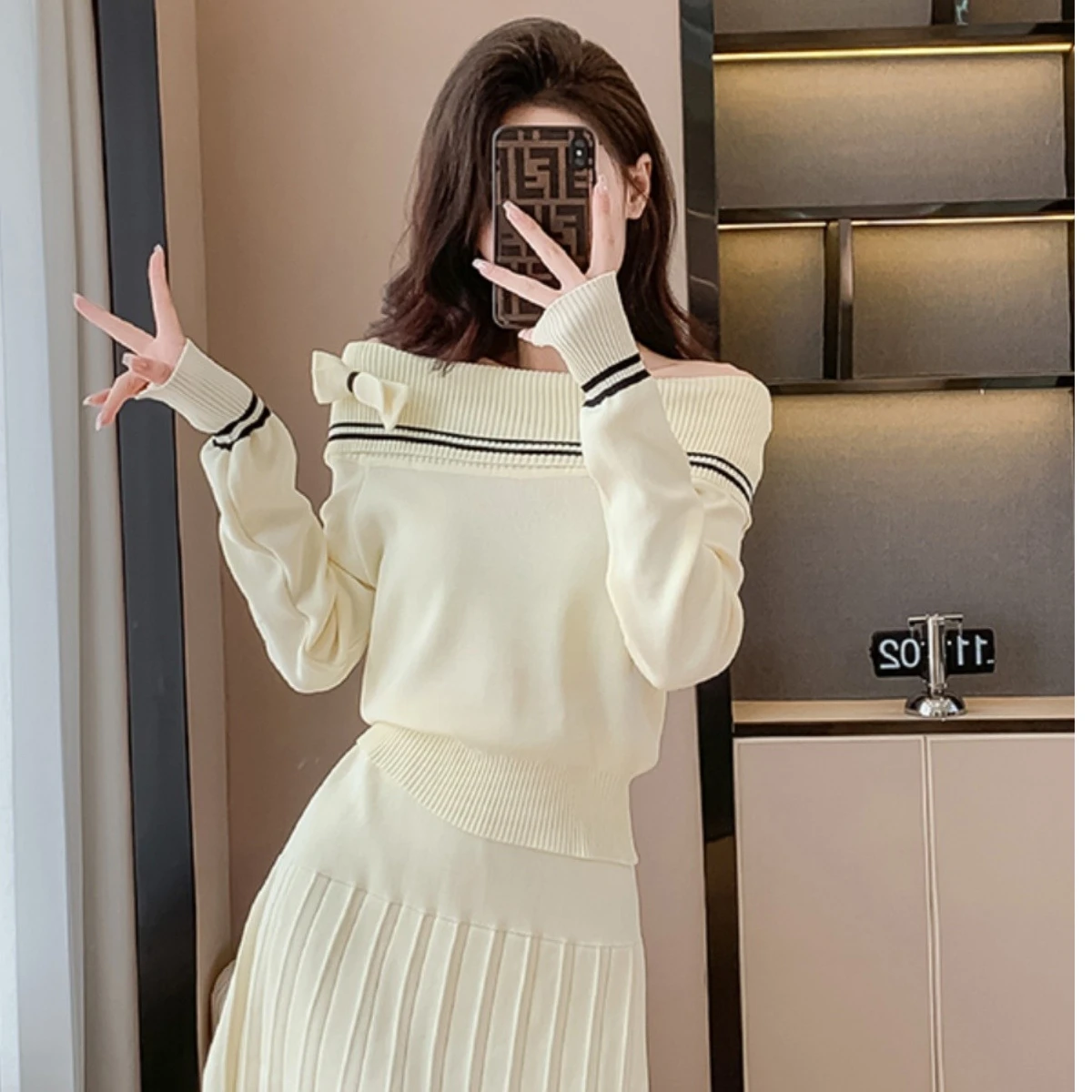 Женский трикотажный свитер с открытыми плечами и длинным рукавом