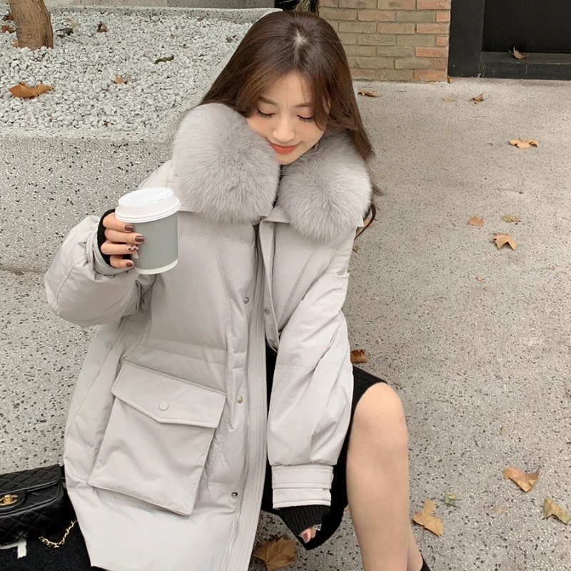 

Женский зимний пуховик средней длины на белом утином пуху с воротником из лисы