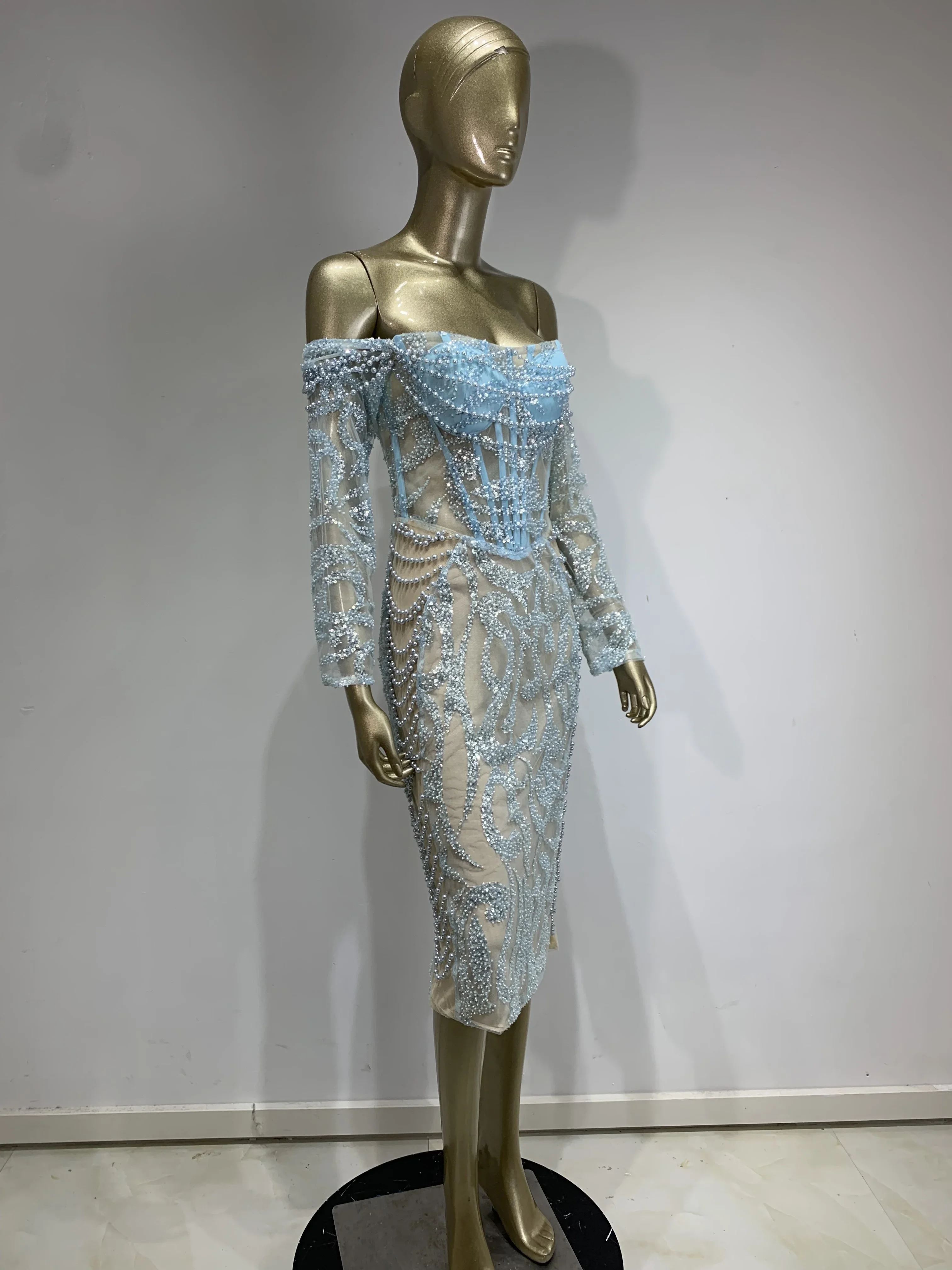 Женское платье с открытыми плечами длинным рукавом и жемчугом