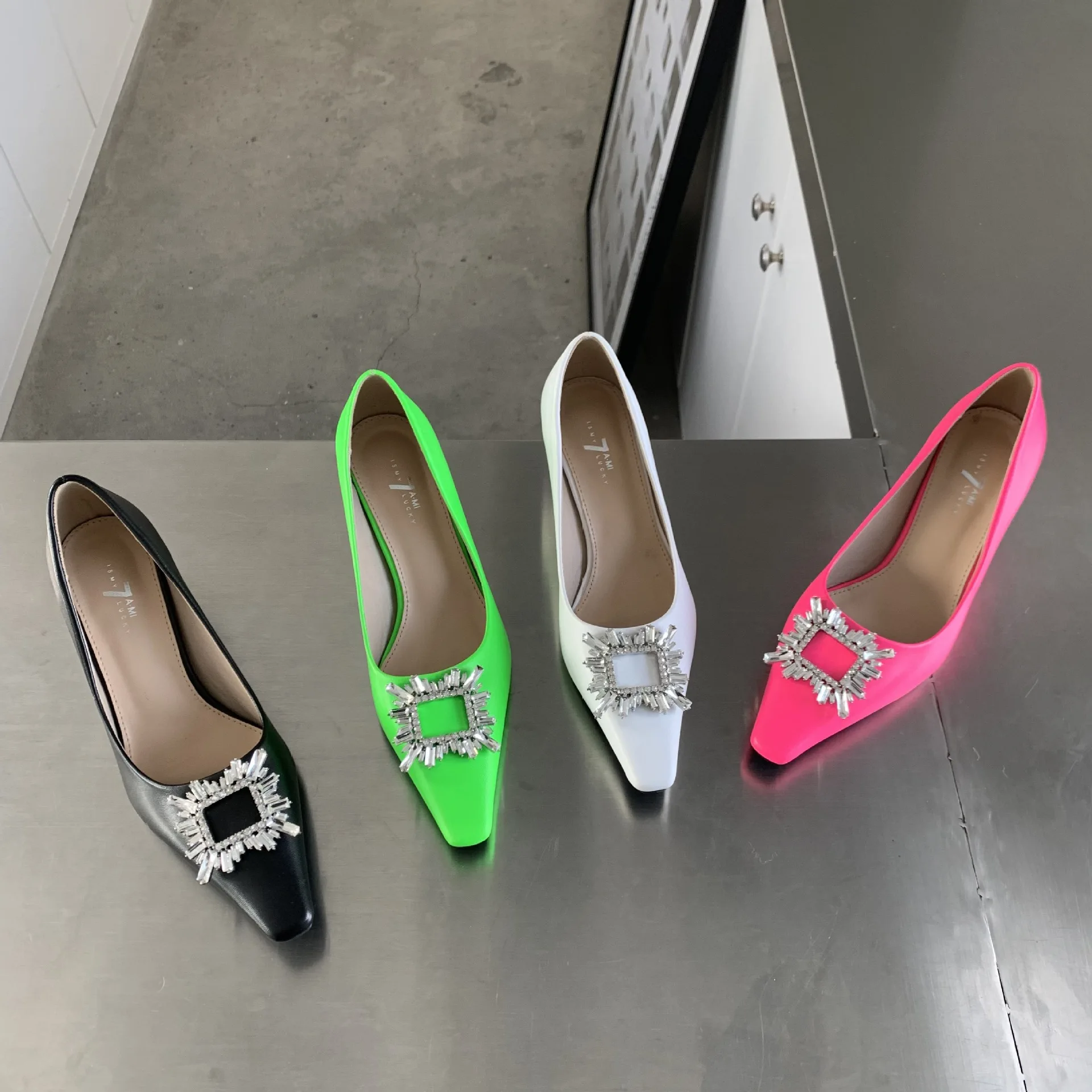 

Туфли-лодочки женские на высоком каблуке 3 см, с заостренным носком, с ремешком