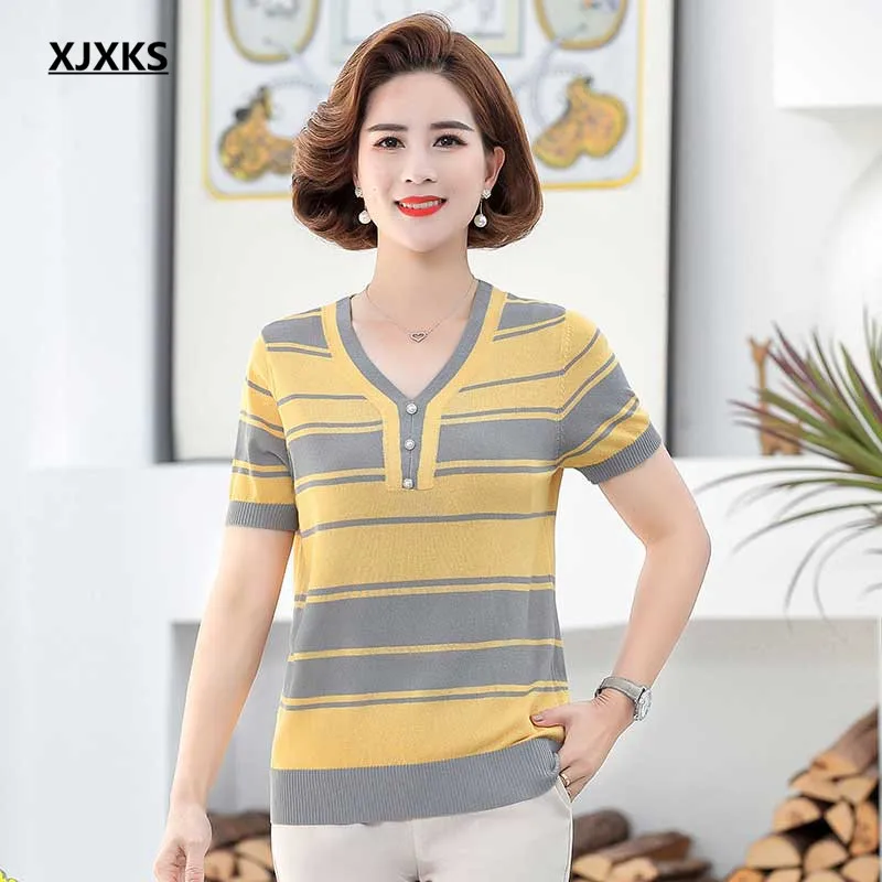 

Женская футболка с V-образным вырезом и коротким рукавом