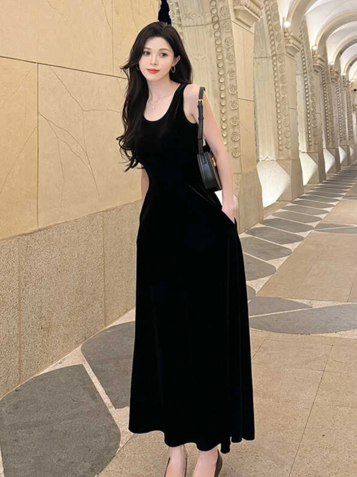 Черное золотое бархатное платье на бретельках для женщин новинка 2024