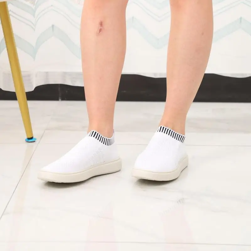 Women's Shoes 2022 Solid Color Round Toe Lightweight Comfortable Breathable Casual Shoes Women's Sports Shoes Socks Shoes Plus