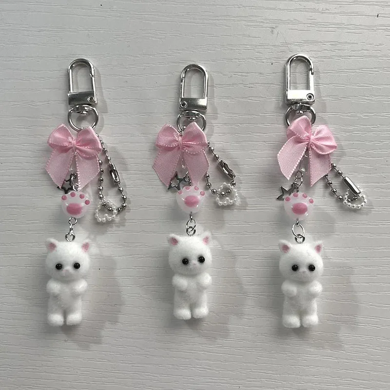 Брелок ручной работы с белым котом и