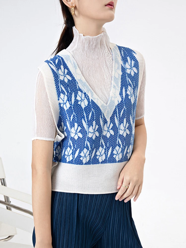 

2023 Early Autumn Knitted Vest Women Design Sense Niche Deep V Celadon Fashion Peplum Pleated Vest Top