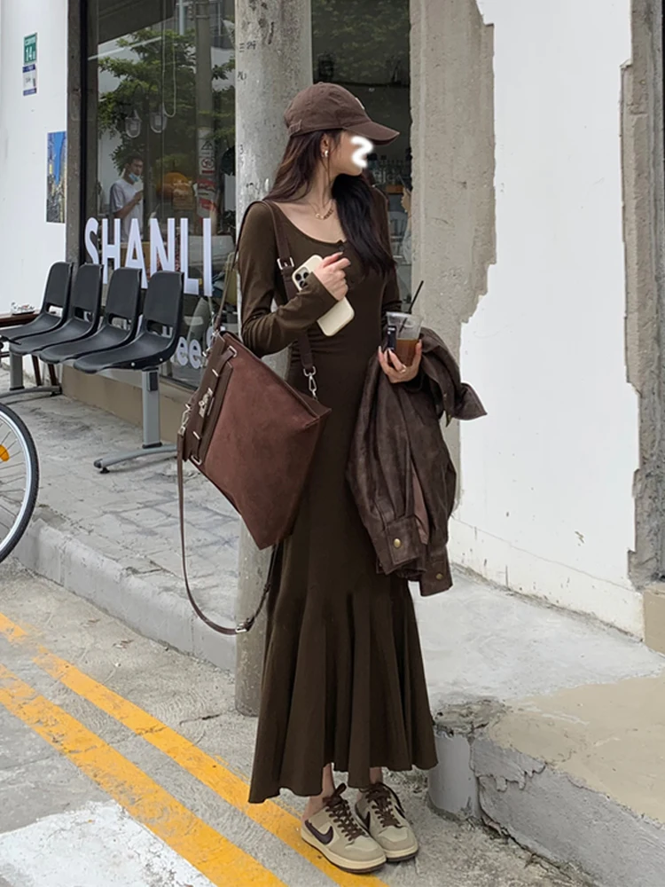 Трикотажное платье с французским вырезом и U-образным воротником. Женское