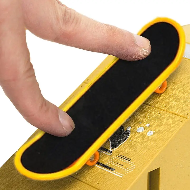 

Mini Finger Skateboard Printed Mini Finger Skateboarding Flexible Finger Toy Creative Finger Boards Fingertips Movement Skate