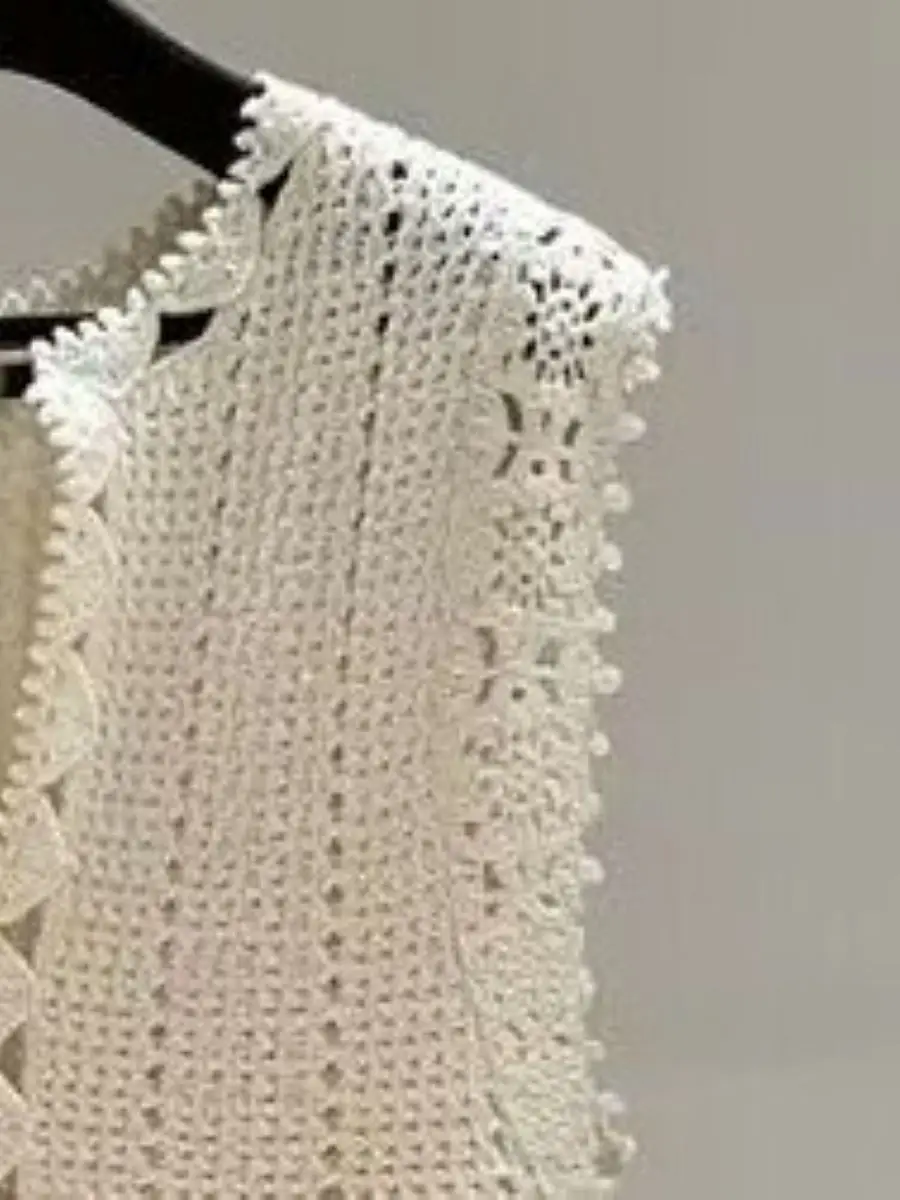 

Женское трикотажное мини-платье без рукавов с V-образным вырезом