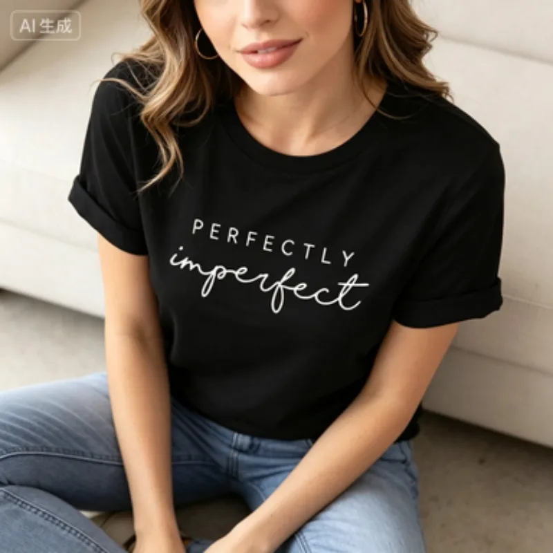 Фото Женская футболка с принтом «PERFECTLY Imperfect», повседневная, с коротким рукавом, круглым вырезом, с вдохновляющим надписью, черно-белая №4