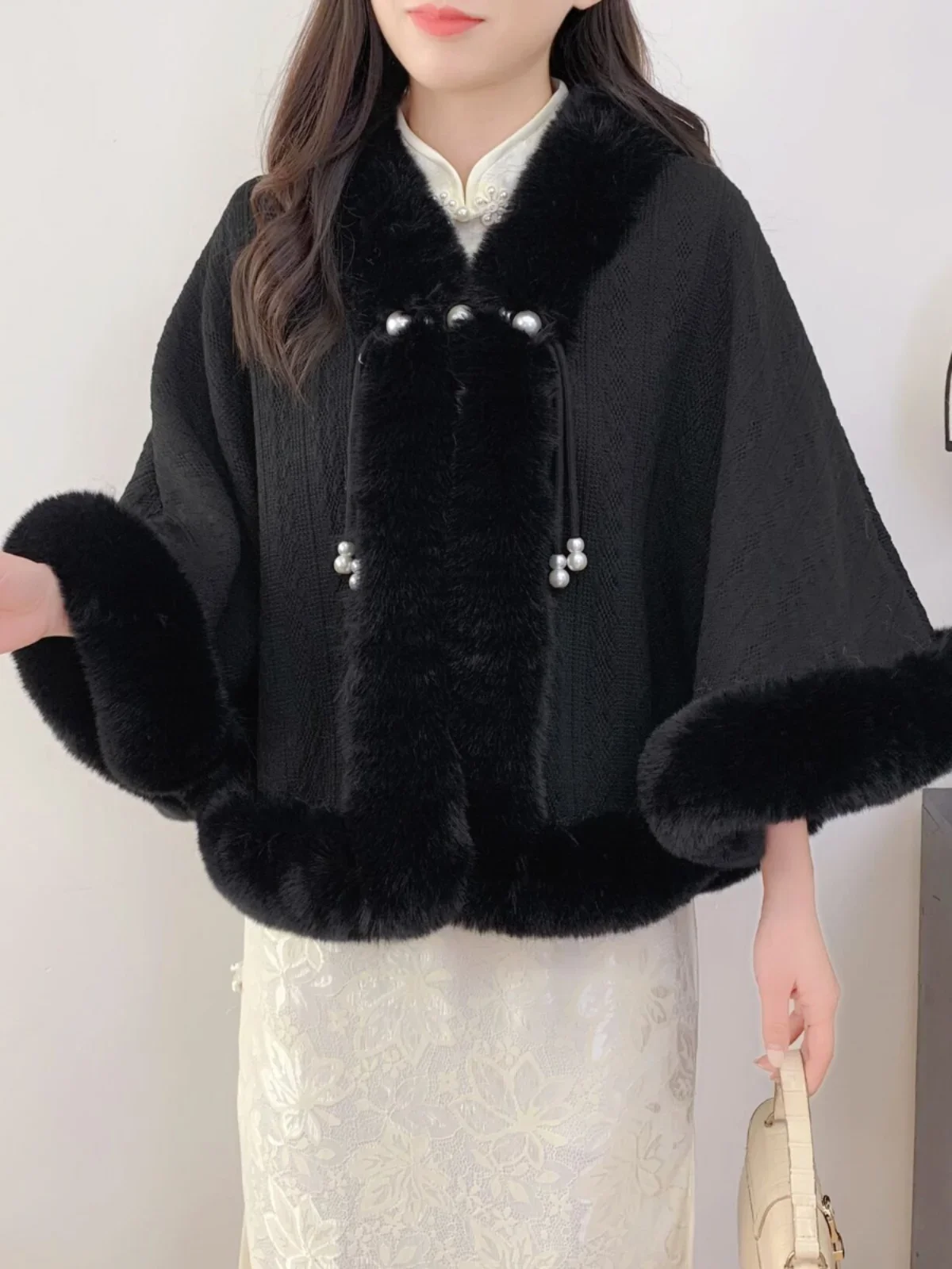 Маленькая накидка-шаль женская осенне-зимняя короткая однотонная бархатная