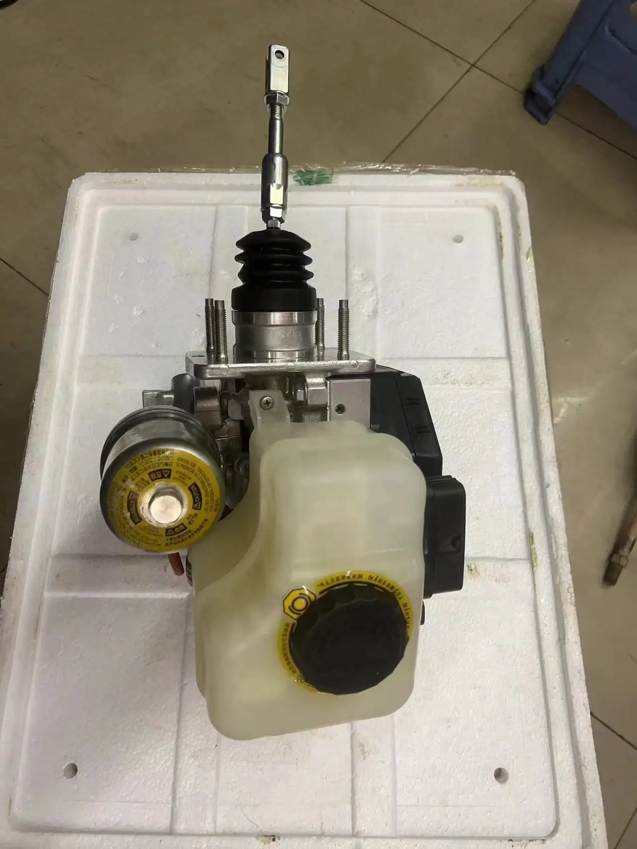 90% новый оригинальный насос главного тормозного цилиндра ABS в сборе 47050-60081 для Lexus