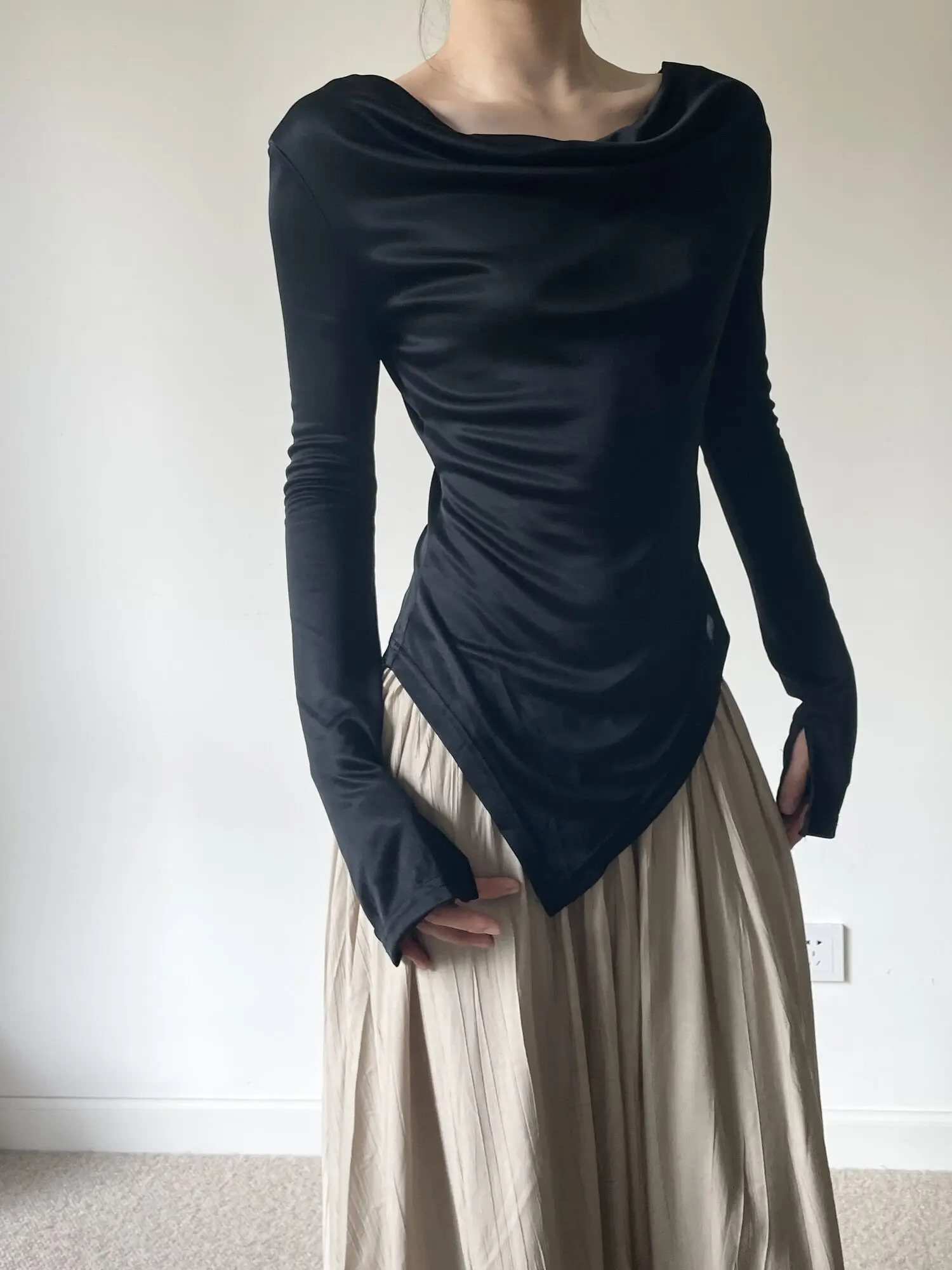 Футболка с асимметричным воротником и длинными рукавами