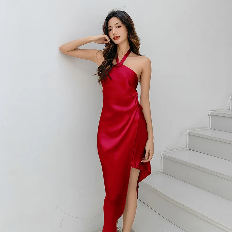 

Женская атласная ночная рубашка бордового цвета