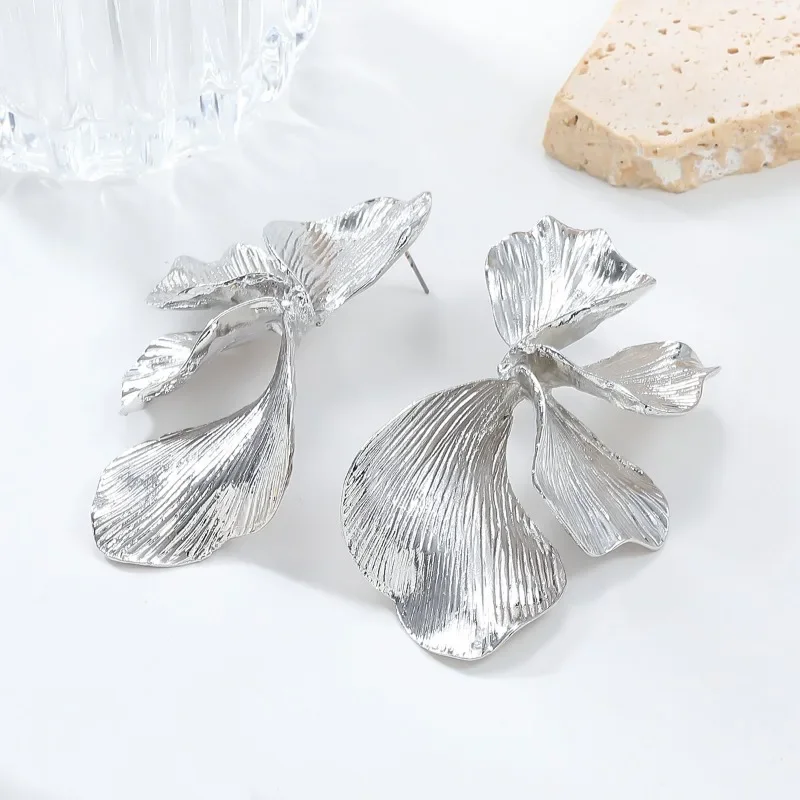 Женские металлические серьги-гвоздики в виде цветов