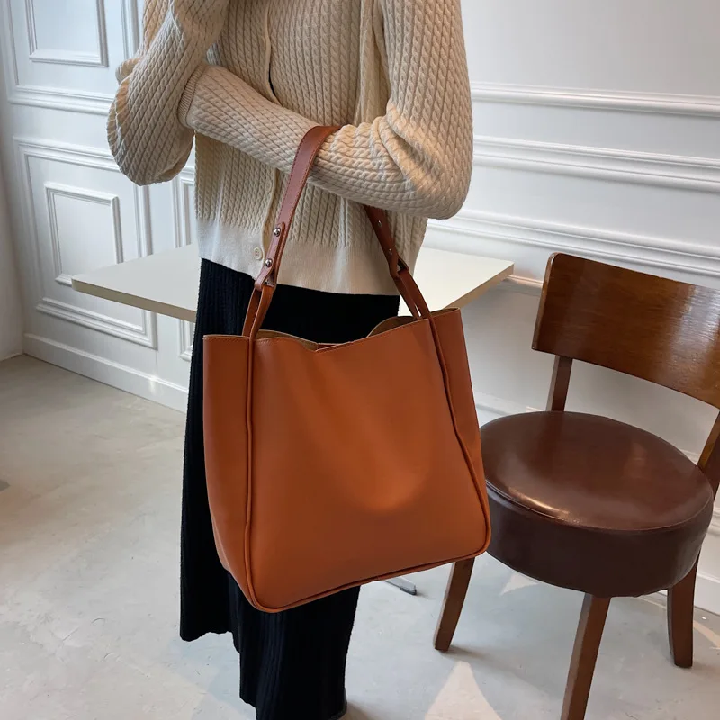 2023 New Women's Handbag Fashion Brand Shoulder Bag Versatile Shopping and Travel Bag Large Capacity Fashion Leather Women's Bag