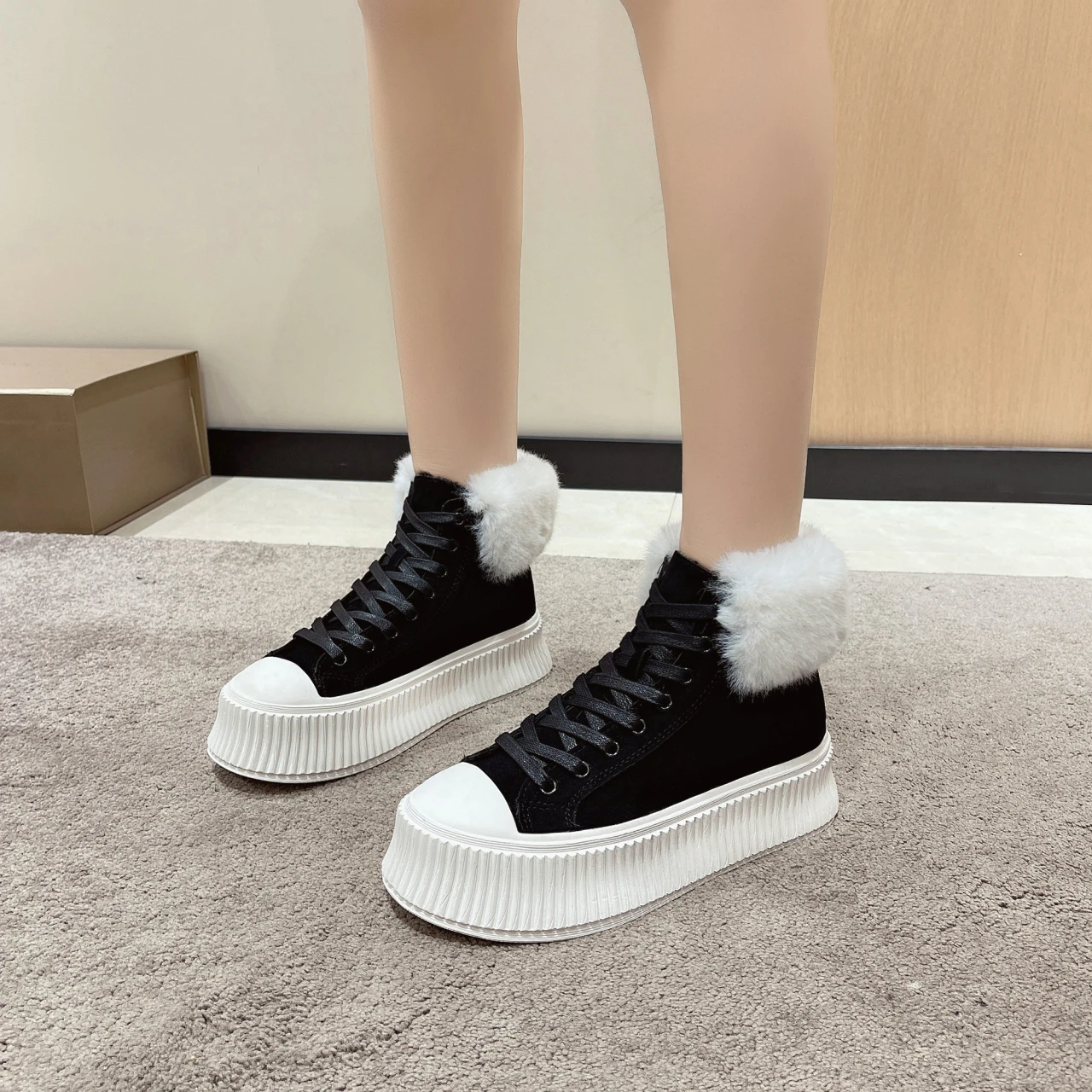 

Женские ботинки, новинка 2022, женская обувь на плоской подошве, зимняя обувь, плюшевая роскошная дизайнерская обувь на резиновой подошве, жен...