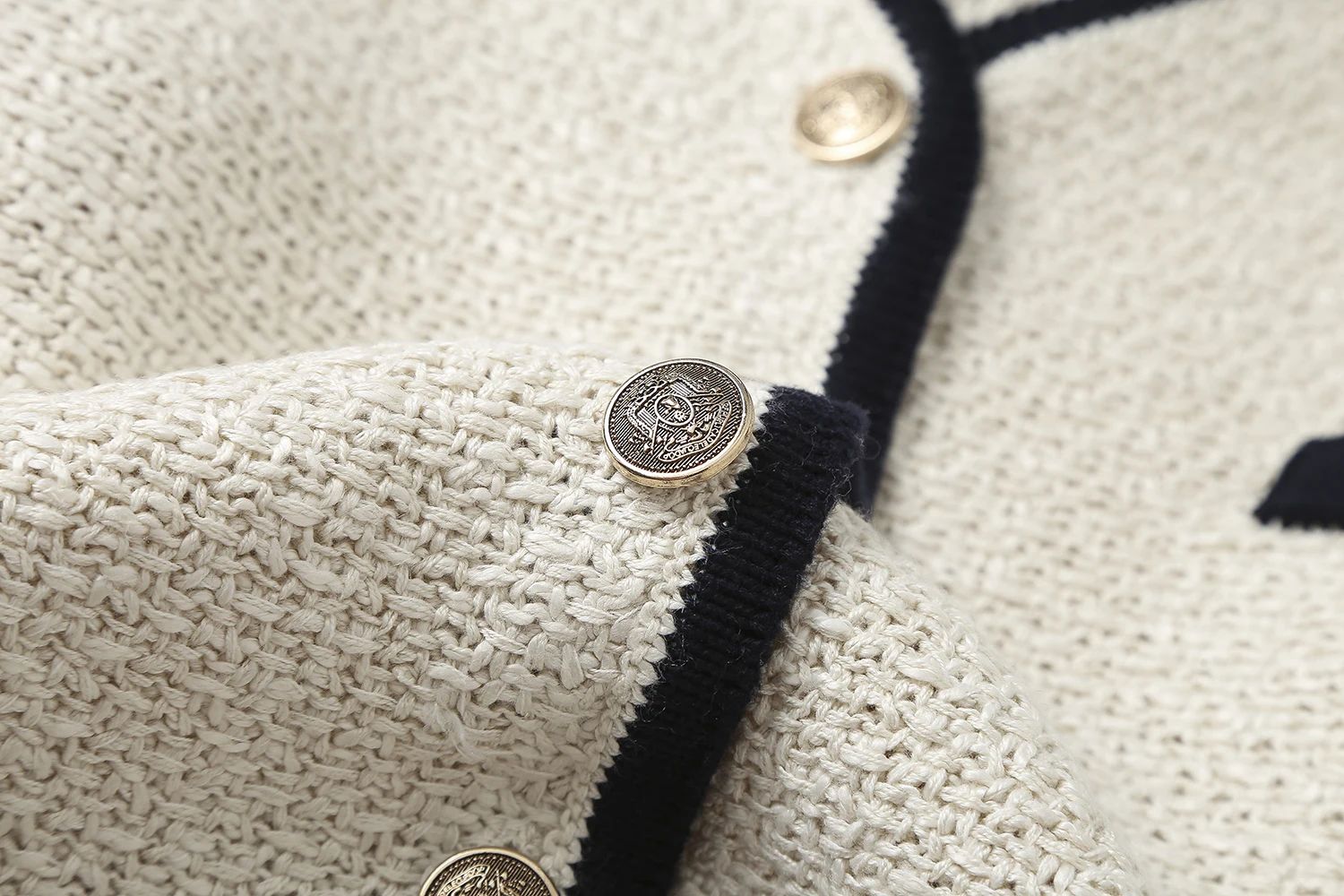 Женский короткий свитер с V-образным вырезом