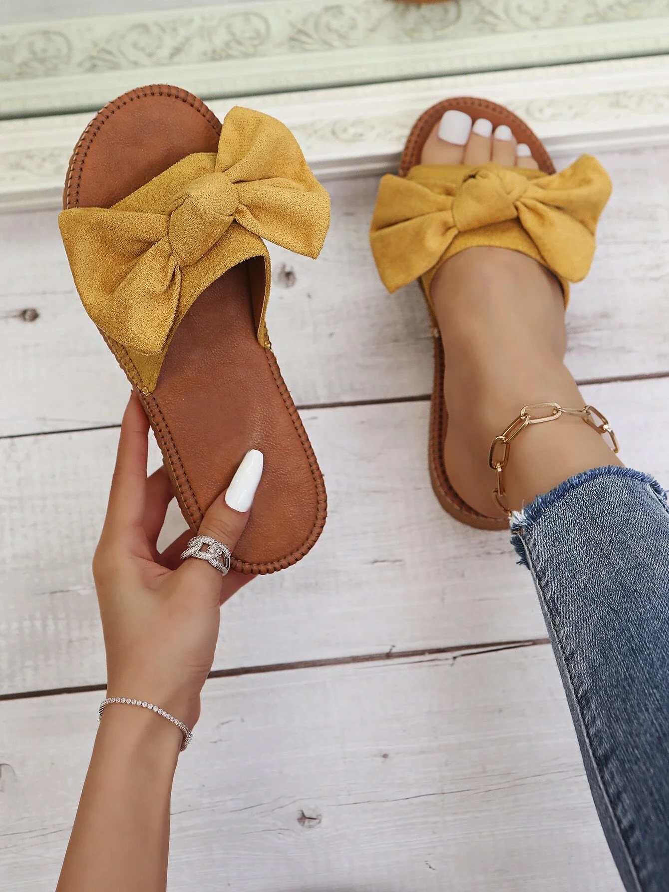 

Bow Decor Slide Sandals